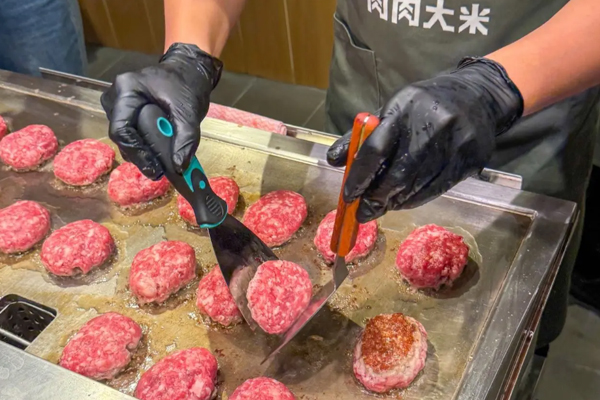 高端铁板烧迎来降维餐饮新模式，平价板前料理强势破圈